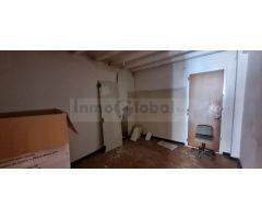 Edificio con seis pisos y dos locales para reformar en Gironella.