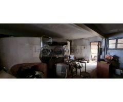 Edificio con seis pisos y dos locales para reformar en Gironella.