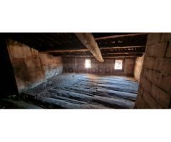 Edificio con seis pisos y dos locales para reformar en Gironella.