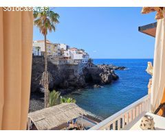 Tres dormitorios, dos baños, terraza y hermosas vistas al mar.
