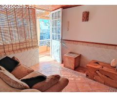 Tres dormitorios, dos baños, terraza y hermosas vistas al mar.