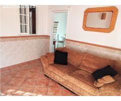 Tres dormitorios, dos baños, terraza y hermosas vistas al mar.