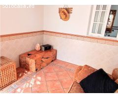 Tres dormitorios, dos baños, terraza y hermosas vistas al mar.
