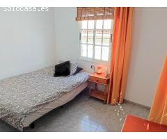 Tres dormitorios, dos baños, terraza y hermosas vistas al mar.