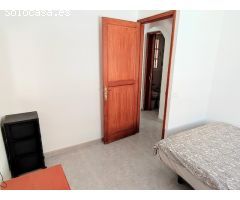 Tres dormitorios, dos baños, terraza y hermosas vistas al mar.