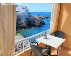 Tres dormitorios, dos baños, terraza y hermosas vistas al mar.