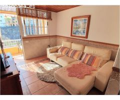 Tres dormitorios, dos baños, terraza y hermosas vistas al mar.