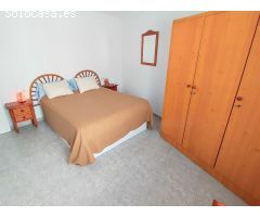 Tres dormitorios, dos baños, terraza y hermosas vistas al mar.