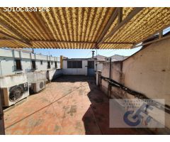 VENTA DE EDIFICIO COMPUESTO DE LOCAL Y PISO TIPO ÁTICO EN ESQUINA COMPLETAMENTE