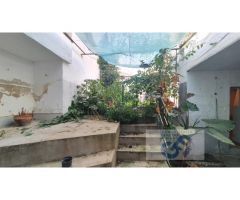 VENTA DE PLANTA BAJA CON GARAJE Y GRANDISIMO PATIO. PRÓXIMA A LA ZONA DEL