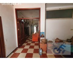 VENTA DE VIVIENDA CON TEJADO NUEVO Y GARAJES JUNTO A SANTA CATALINA EN
