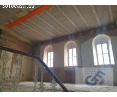 VENTA DE VIVIENDA CON TEJADO NUEVO Y GARAJES JUNTO A SANTA CATALINA EN