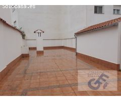 VENTA DE VIVIENDA CON TEJADO NUEVO Y GARAJES JUNTO A SANTA CATALINA EN