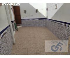 VENTA DE CASA CON AMPLIA FACHADA Y GARAJE. ZONA CINE POSITO