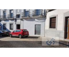 VENTA DE LOCAL EN BRUTO, CON AMPLIO PATIO.