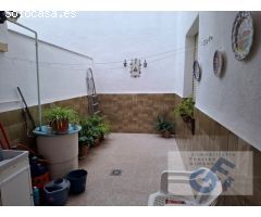 VENTA DE PLANTA BAJA CENTRICA CON COCHERA CERRADA