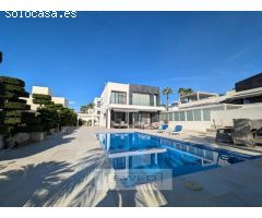 Chalet de lujo en Urb. La Marina, San Fulgencio.