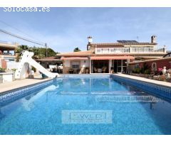 Chalet con piscina en Urb. La Regia, Orihuela Costa.