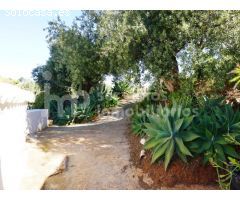 Amplio Cortijo con encanto sobre una parcela de 16.590 m2 en Canillas de