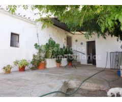 Amplio Cortijo con encanto sobre una parcela de 16.590 m2 en Canillas de