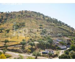 Amplio Cortijo con encanto sobre una parcela de 16.590 m2 en Canillas de
