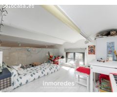 Piso con ascensor exterior con balcón en obra semi nueva en Poblenou