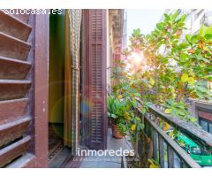 Piso amplio con balcón exterior a escasos metros de las Ramblas