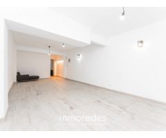 ¡Oportunidad única! Bajos completamente diáfano y reformado con amplio patio