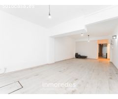 ¡Oportunidad única! Bajos completamente diáfano y reformado con amplio patio