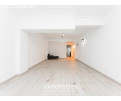 ¡Oportunidad única! Bajos completamente diáfano y reformado con amplio patio