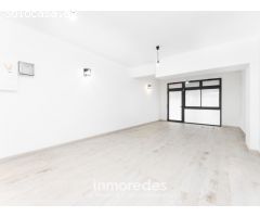 ¡Oportunidad única! Bajos completamente diáfano y reformado con amplio patio