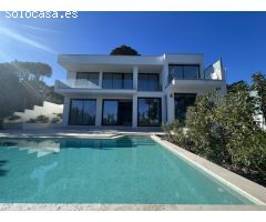 MODERNA VILLA CON BUENA UBICACIÓN, PARA ESTRENAR