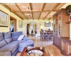 IMPECABLE CHALET DE ESTILO RÚSTICO CON PISCINA