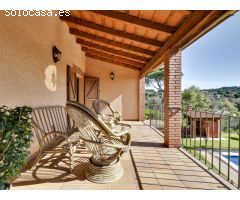 IMPECABLE CHALET DE ESTILO RÚSTICO CON PISCINA