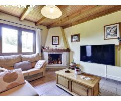 IMPECABLE CHALET DE ESTILO RÚSTICO CON PISCINA