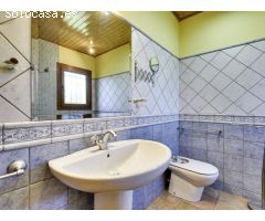 IMPECABLE CHALET DE ESTILO RÚSTICO CON PISCINA