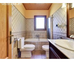 IMPECABLE CHALET DE ESTILO RÚSTICO CON PISCINA