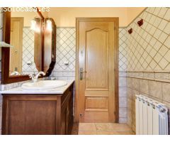 IMPECABLE CHALET DE ESTILO RÚSTICO CON PISCINA