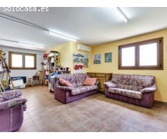 IMPECABLE CHALET DE ESTILO RÚSTICO CON PISCINA