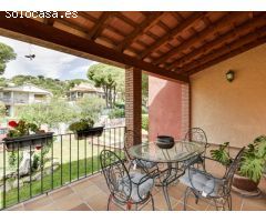 IMPECABLE CHALET DE ESTILO RÚSTICO CON PISCINA
