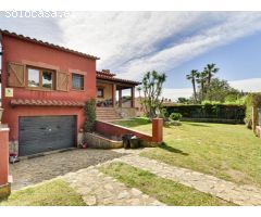IMPECABLE CHALET DE ESTILO RÚSTICO CON PISCINA