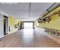 IMPECABLE CHALET DE ESTILO RÚSTICO CON PISCINA