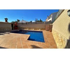 IMPECABLE CASA CON PISCINA EN EL CENTRO URBANO