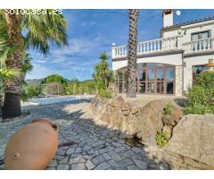 ENCANTADORA VILLA CON PISCINA Y VISTAS ESPECTACULARES