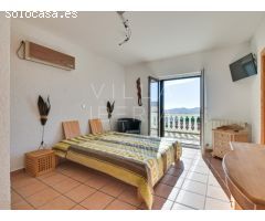 ENCANTADORA VILLA CON PISCINA Y VISTAS ESPECTACULARES