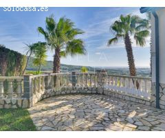 ENCANTADORA VILLA CON PISCINA Y VISTAS ESPECTACULARES