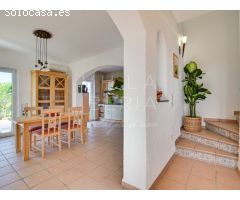 ENCANTADORA VILLA CON PISCINA Y VISTAS ESPECTACULARES