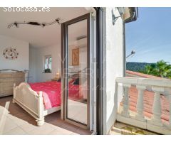 ENCANTADORA VILLA CON PISCINA Y VISTAS ESPECTACULARES
