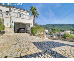 ENCANTADORA VILLA CON PISCINA Y VISTAS ESPECTACULARES