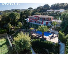 Villa exclusiva con pista de tenis en el Golf de Santa Cristina dAro